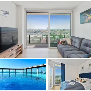 Luxury Penthouse I Rooftop Pool I Self Check-in Apartment