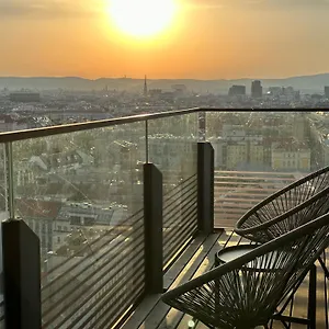 Panorama Sky I Rooftop Pool I Metro Station Apartment